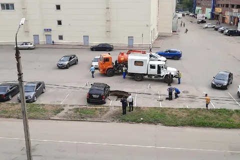 В Ярославле на парковке у торгового центра провалился асфальт