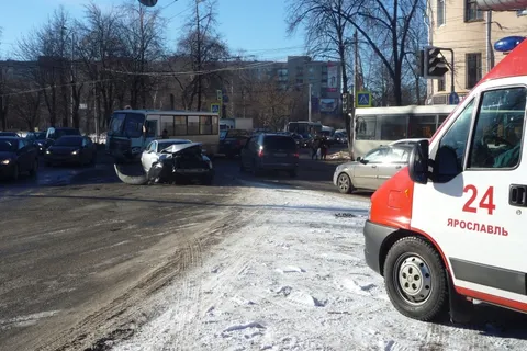 В центре Ярославля столкнулись иномарка и маршрутка