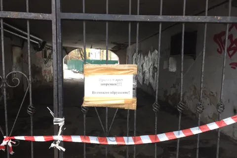 В здании напротив ярославского правительства может рухнуть арка