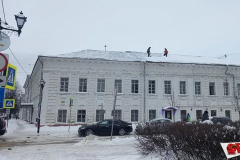 В центре Ярославля обнаружены знаменитые «губернаторские» стулья с ленточками