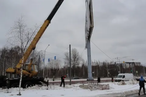 После новогодних каникул в Ярославле демонтировали десять рекламных конструкций