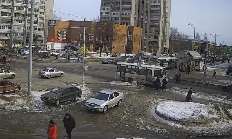 В Рыбинске пожилая женщина попала под колеса маршрутки