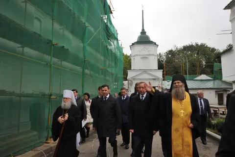 На храме Кирилло-Афанасьевского монастыря в Ярославле начали устанавливать купола