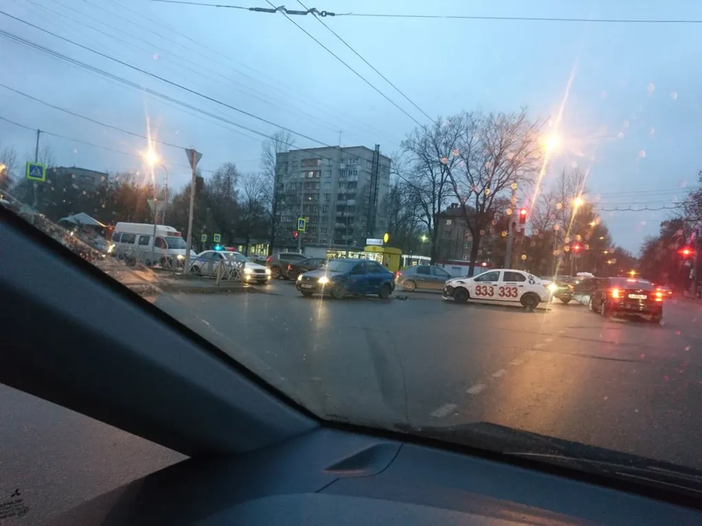 Ярославль, ДТП, такси: в Дзержинском районе авария с участием «троек»
