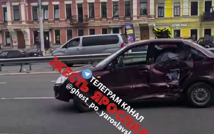 Виновнику тройного ДТП в Ярославле на год ограничили свободу
