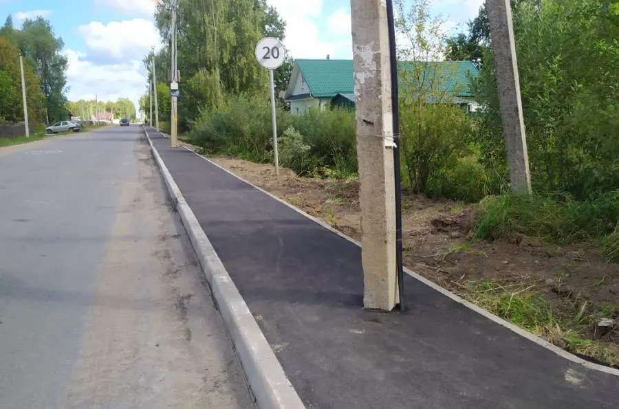 В Рыбинске подрядчик «забыл» на новом тротуаре два столба