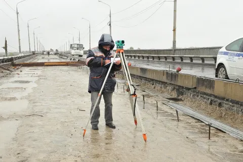 В Ярославле бетонируют Октябрьский мост. С фото