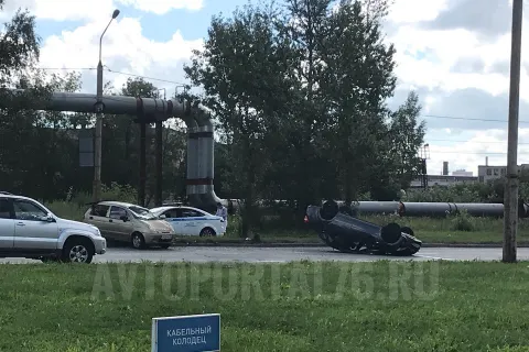 ДТП в Ярославле: одну машину отбросило, другая перевернулась, видео