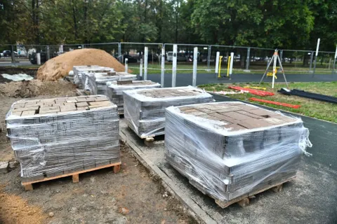 Глава Ярославля проинспектировал строительство стелы «Город трудовой доблести»