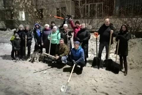 «Вместе мы сила»: ярославцы сами убирают дворы от снега