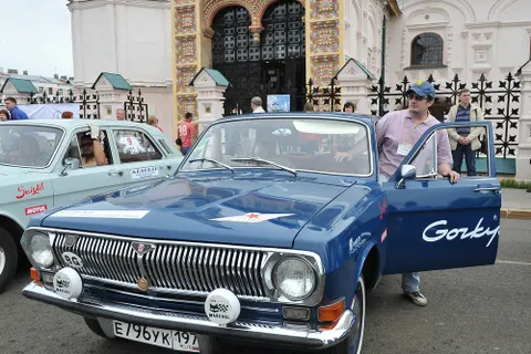 Из Ярославля стартовали участники ралли ретро-автомобилей «Медведь». Фоторепортаж