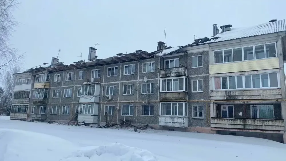 В селе под Ярославлем просела кровля трехэтажки