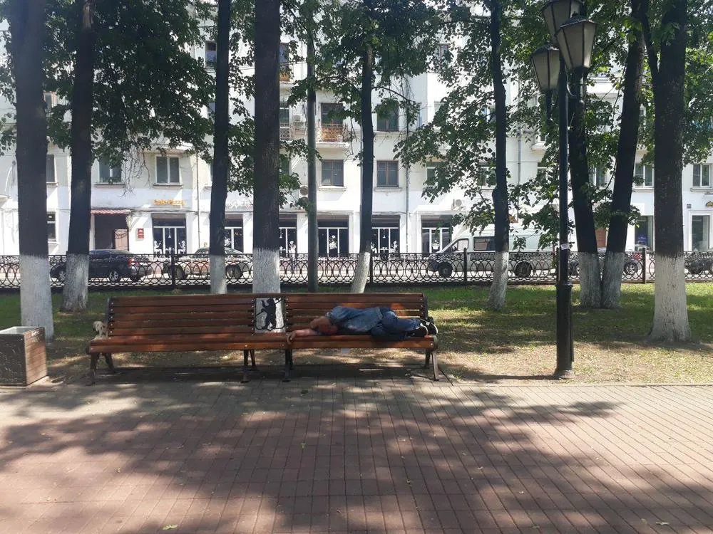 В Ярославле Первомайский бульвар превратился в спальню для бомжей