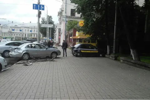 В центре Ярославля в аварию попали сразу семь автомобилей