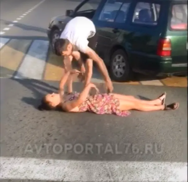 Видео: в Ярославле после ДТП аварийным знаком стала не совсем трезвая девушка 
