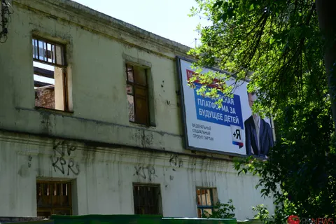 В Ярославле рекламу стали размещать на развалинах