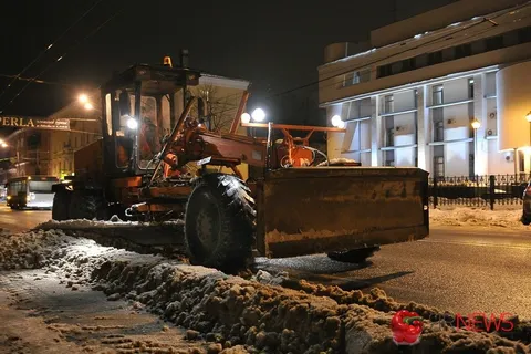 С центральных магистралей Ярославля за прошедшие выходные вывезен весь снег. Фоторепортаж