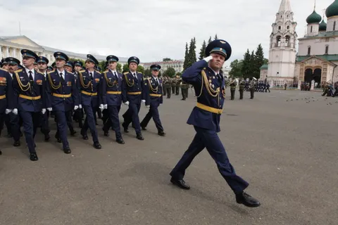 Более ста выпускников торжественно отметили окончание Ярославского училища ПВО