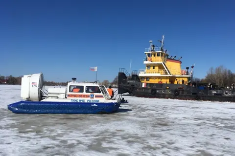 В центре Ярославля Которосль вскрывали ледоколом