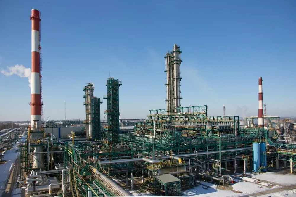 «Славнефть-ЯНОС» начал производство бензина АИ-100