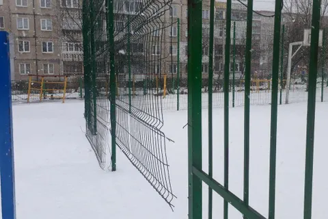 В Ярославле разваливаются спортплощадки у школ