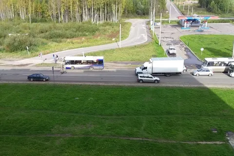 В Ярославле на дорогу перед автобусом рухнул столб
