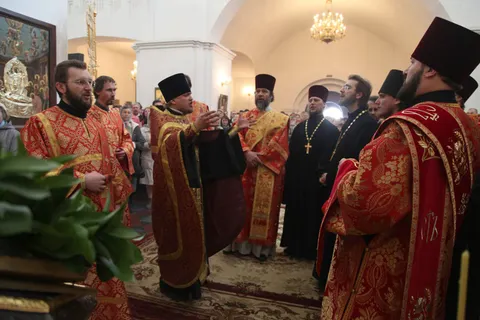 Благодатный огонь из Успенского собора горит во всех храмах Ярославской епархии (с фото)