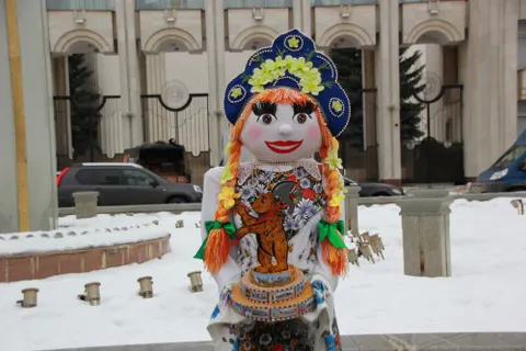 В сквере на улице Андропова в Ярославле устанавливают масленичных кукол