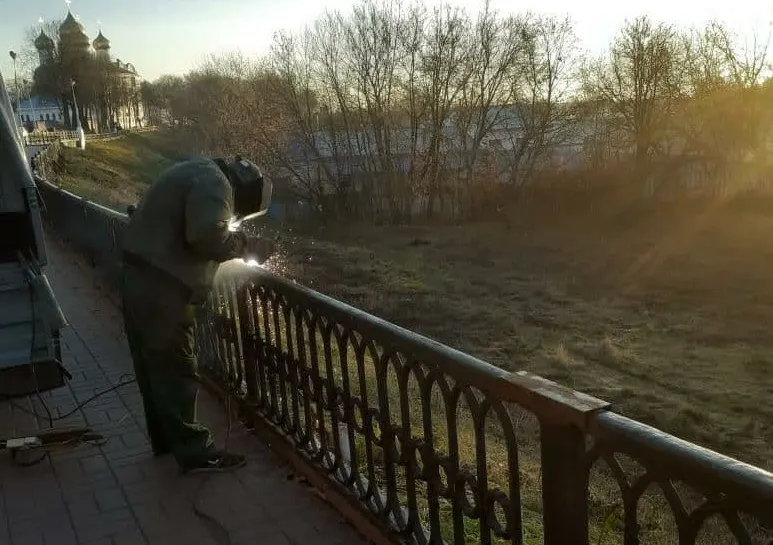 В Ярославле восстановят поврежденный вандалами забор на набережной