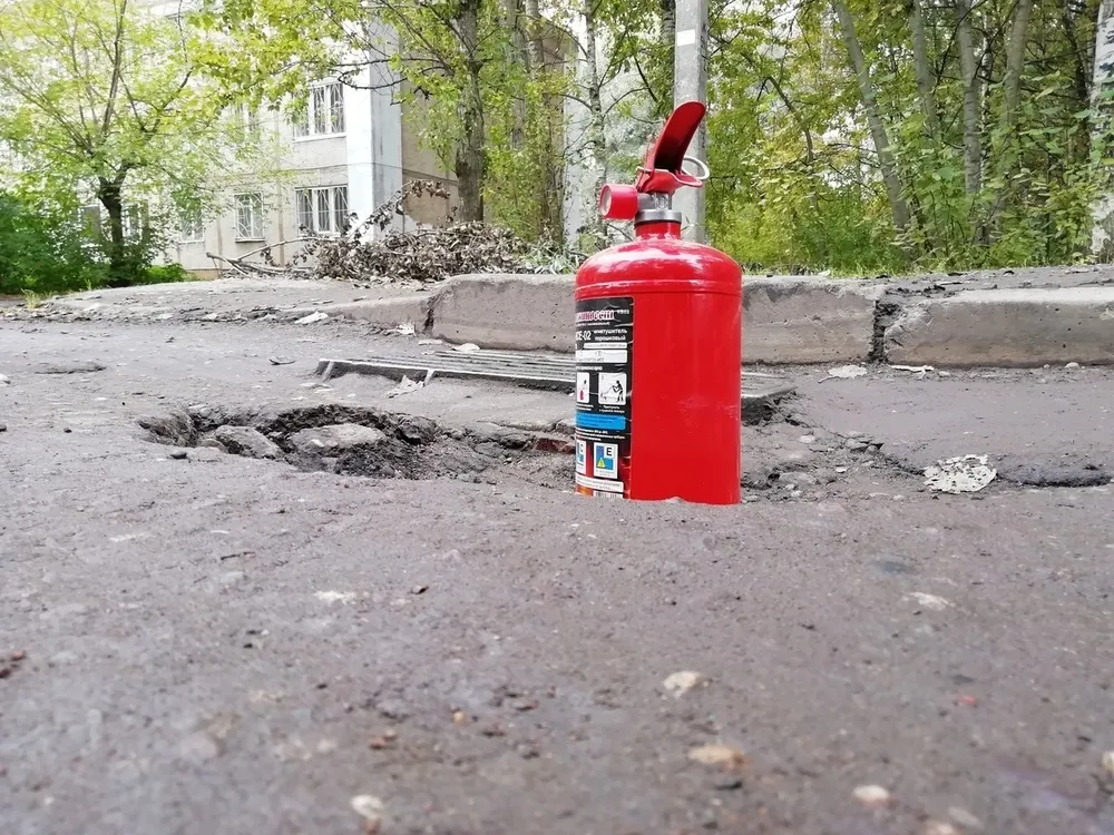 В Ярославле ямы на дорогах измеряют «огнетушителем Сашей»
