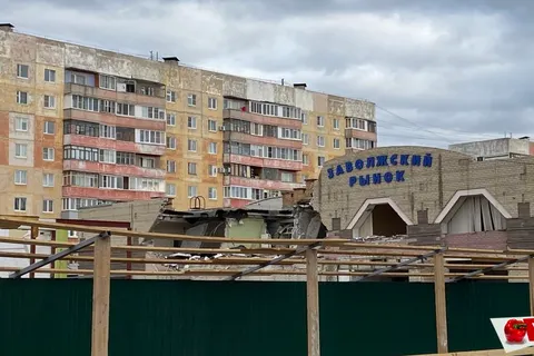 Здание Заволжского рынка в Ярославле сносит экскаватор