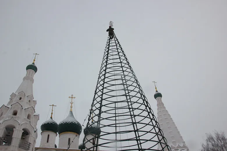 В Ярославле разобрали новогодние елки: почему оставили иллюминацию