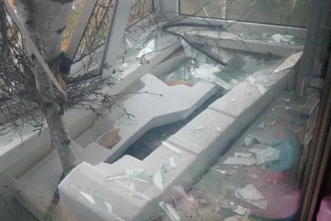 В Ярославле из-за ураганного ветра упала стена подъезда