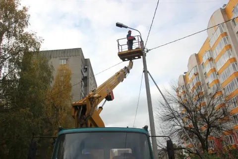 В Ярославле покрасили 200 опор уличного освещения