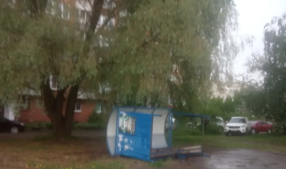 В Ярославле ветром унесло остановку