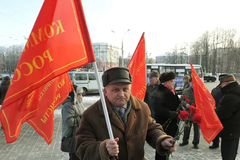 В Ярославле коммунисты возложили цветы к памятнику Ленину. Фоторепортаж