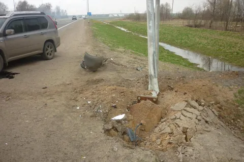 В Ярославской области на автодороге Холмогоры Ниссан врезался в опору электроосвещения