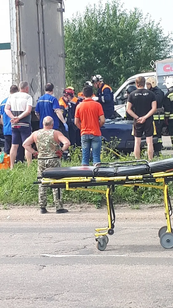 В Ярославле огромная фура подмяла под себя легковушку: есть пострадавший