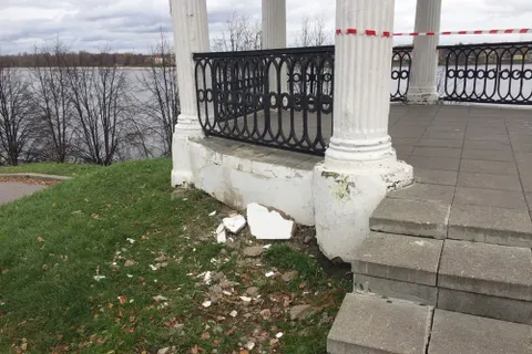 В Ярославле рушится символ города – беседка на Волжской набережной