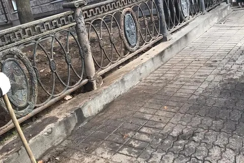 В центре Ярославля демонтируют чугунный забор