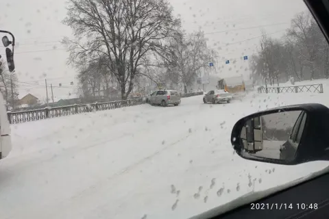 На въезде в Ярославль формируется пробка из фур
