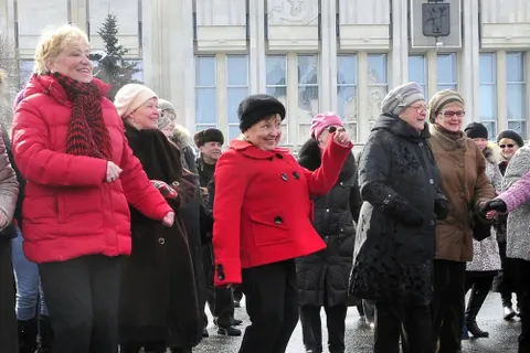 В Ярославле на Советской площади станцевали буги-вуги. Фоторепортаж