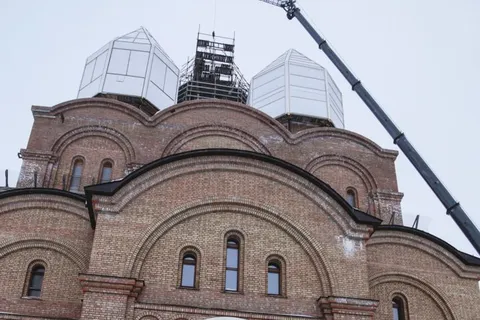 На Свято-Тихоновском храме в  Дзержинском районе Ярославля начали устанавливать кресты