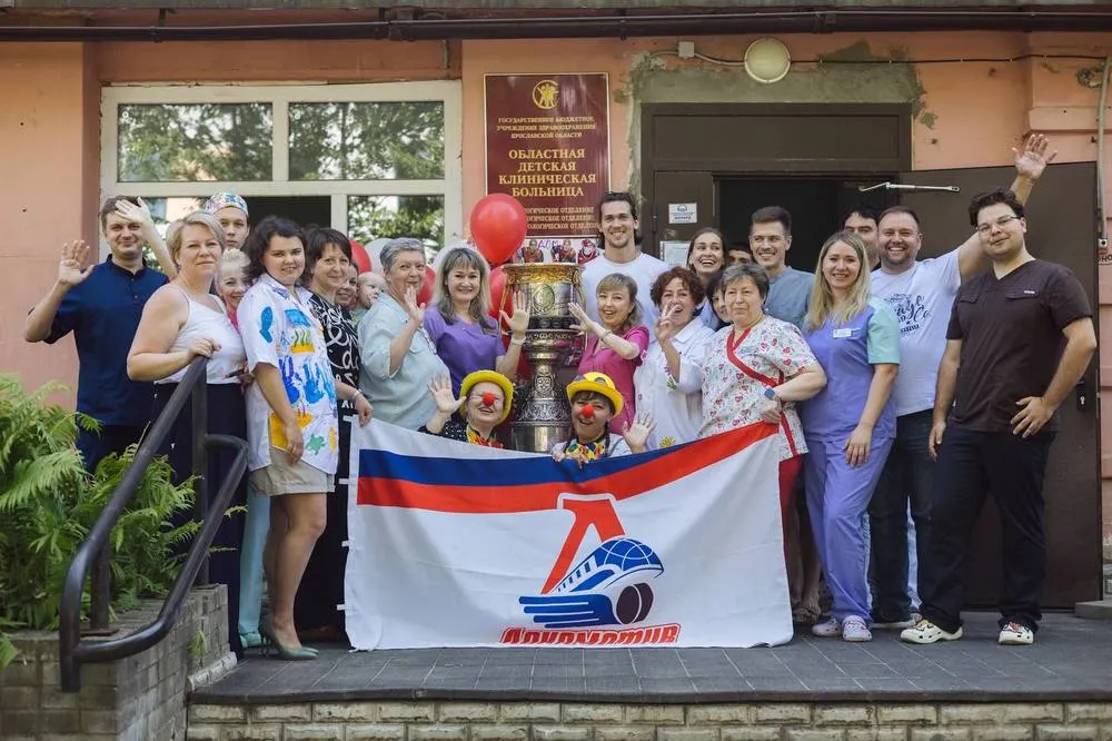 Нападающий «Локомотива» привез Кубок Гагарина в детскую больницу