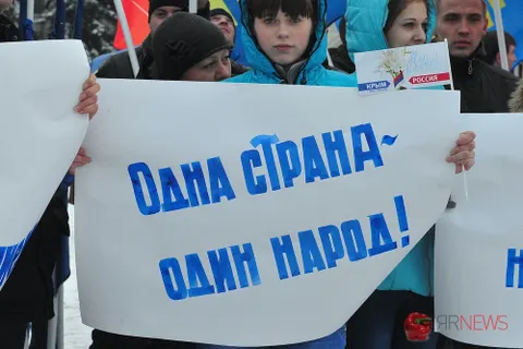 На митинге в поддержку Крыма ярославские партии меряются флагами. Фоторепортаж
