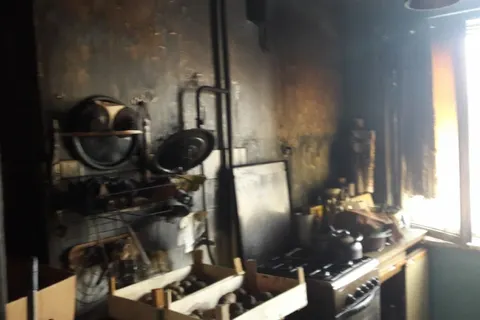 Пожар в многоэтажке Ярославля тушили три десятка спасателей: погибла женщина