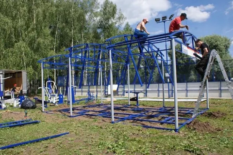 Во Фрунзенском районе Ярославля устанавливают комплекс из 10 уличных мини-тренажеров