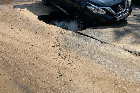 В центре Ярославля провалился автомобиль
