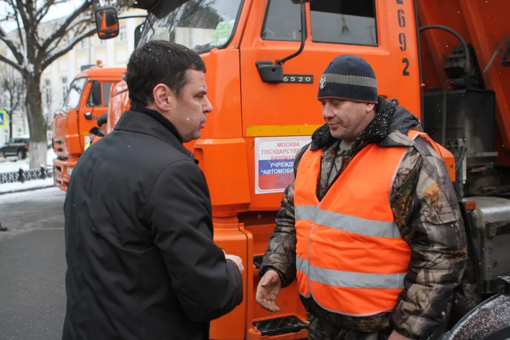 В Ярославле водителям вручили ключи от пятнадцати снегоуборочных машин