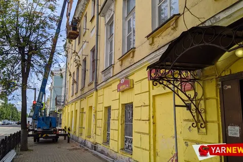 В Ярославле закрывают баннером разрушающийся дом-памятник